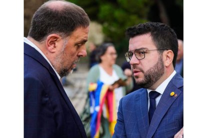 Pere Aragonès conversa con Oriol Junqueras. ALEJANDRO GARCÍA