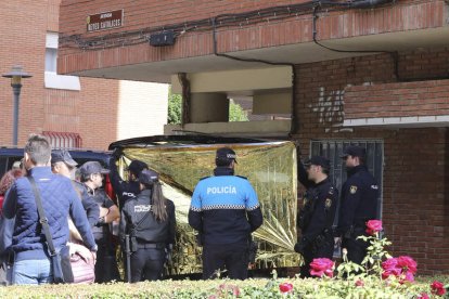 Imagen de la Policía en la casa de la mujer asesinada. ALMUDENA ÁLVAREZ