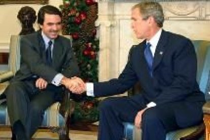 El presidente del Gobierno, José María Aznar, saluda a Bush durante su encuentro en la Casa Blanca