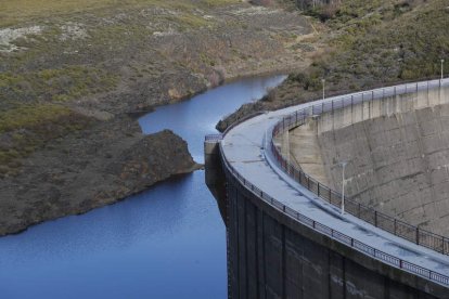 Imagen de la presa de Villagatón, ubicada sobre el cauce del río Tuerto. JESÚS F. SALVADORES