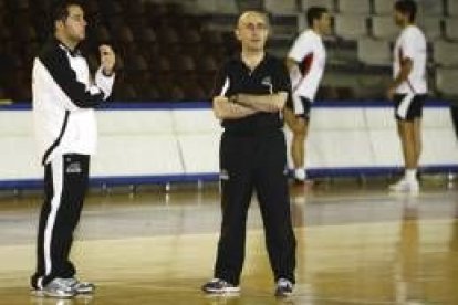 Jacobo Cuétara, a la izquierda, en un entrenamiento junto a Jordi Ribera al que  mañana sustituirá