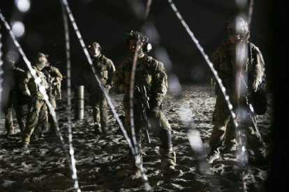 Agentes de la patrulla de fronteras de EEUU, junto a la valla que les separa de Tijuana.