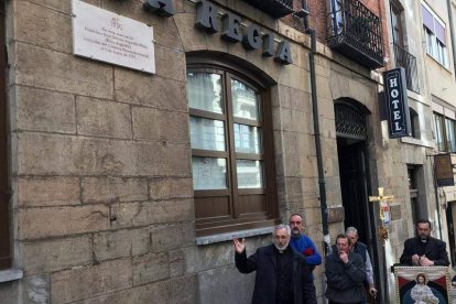 Un momento de la inauguración en la calle Regidores. MATÍAS