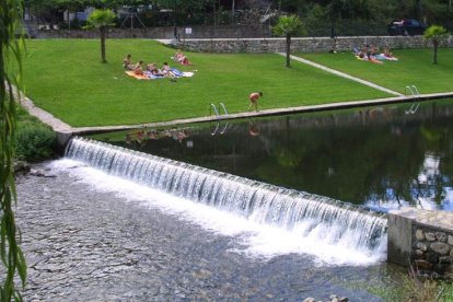 La playa fluvial de Friera goza de muchos adeptos. L. DE LA MATA