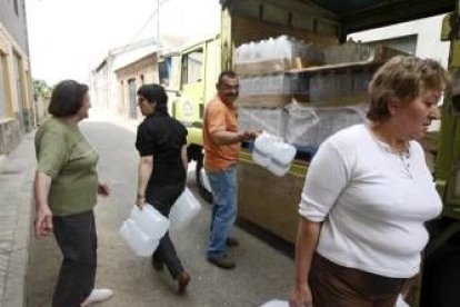 Los vecinos de Nistal, en la imagen, reciben agua embotellada desde hace meses