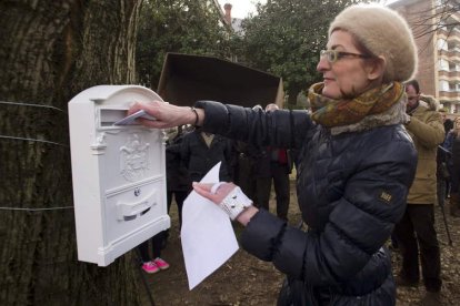 Maite Pagazaurtundua junto al buzón que han colocado en Andoain.