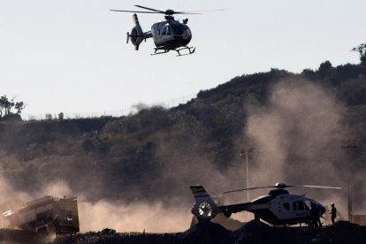 Un segundo helicoptero de la Guardia Civil regresa de Sevilla.