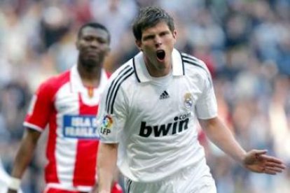 El delantero holandés del Real Madrid, Jan Klaas Huntelaar, celebra el primero de sus dos tantos