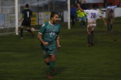 Javi Amor se ha convertido en uno de los estiletes en la parceda goleadora del Astorga. FERNANDO OTERO