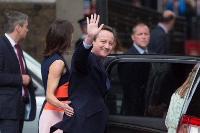 El primer ministro británico saliente, David Cameron (c), junto a su esposa Samantha (2i), mientras se despiden en el 10 de Downing Street en Londres.