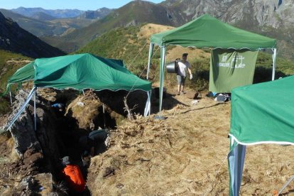 El equipo de profesores y alumnos que está realizando las excavaciones. DL