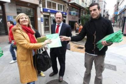 Teresa Magaz, con el gerente de Ecovidrio, Eloy Garicano, y uno de los educadores, ayer.