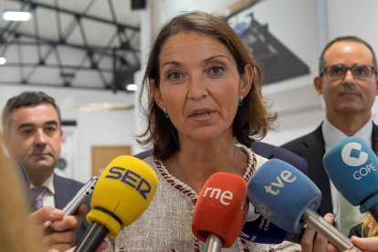 La ministra de Industria, Turismo y Comercio, Reyes Maroto, atiende a los medios durante su visita a la planta de BSH Electrodomésticos en Santander.