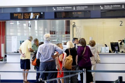 Despacho de billetes en la estación de Renfe de León.