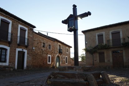 Uno de los proyectos subvencionará la pavimentación de una calle de Castrillo de los Polvazares. JESÚS F. SALVADORES