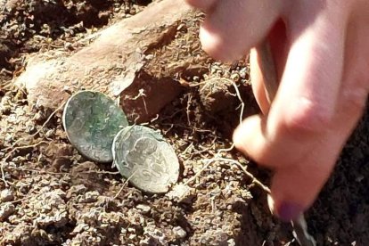 Monedas de la Primera República junto a los restos de un desaparecido en Busdongo. ÓSCAR RODRÍGUEZ