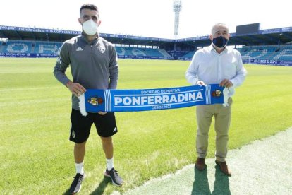 Agus Medina, en la presentación en El Toralín con José Fernández Nieto ‘Silvano’, presidente de la SD Ponferradina. DL