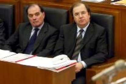 El consejero Tomás Villanueva y Juan Vicente Herrera, durante el pleno celebrado el pasado lunes