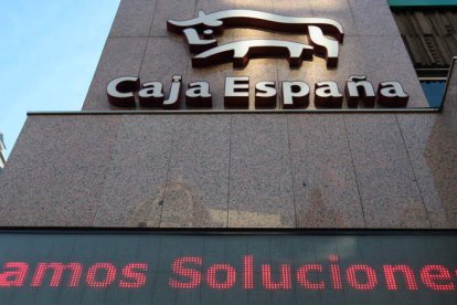 Fachada de una de las oficinas principales del Banco Ceiss, con el emblema de Caja España.