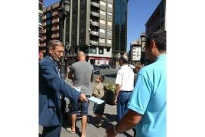 Carballo reparte octavillas informativas sobre la campaña del PRB