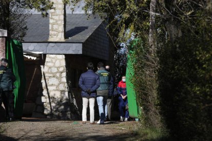 Los detenidos acudieron ayer al lugar de los hechos para la reconstrucción del crimen. FERNANDO OTERO