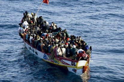 Imagen aérea de un cayuco, con 260 personas a bordo, cerca de la costa de Tenerife, en el 2008. /