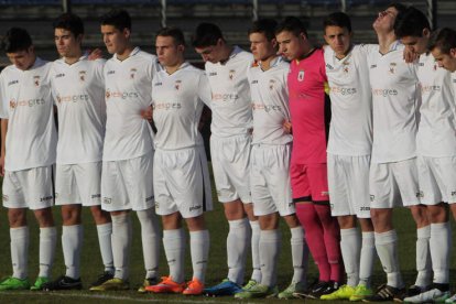 Formación inicial de la Peña que se midió al Real Madrid en el Área Deportiva de Puente Castro.