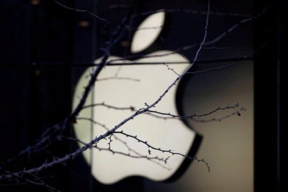 El logo de Apple en un centro comercial de Pekín.