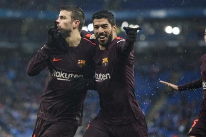 Piqué, junto a Suárez y Busquets, el pasado domingo en Cornellà-El Prat.