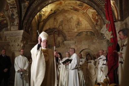 El obispo de León, Luis Ángel de las Heras, en la bendición. FERNANDO OTERO