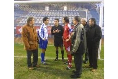 El colegiado consulta con los capitanes antes de suspender el choque