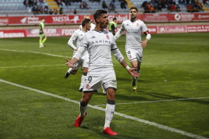 Partido de fútbol entre la Cultural Leonesa - Izarra. F. Otero Perandones.