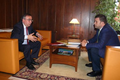 El director general de la Ciuden, Melchor Ruiz, y López Riesco, ayer en el despacho de la Alcaldía.