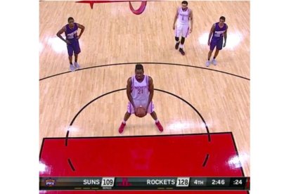 Onuaku lanza de cúchara en su debut en la NBA.