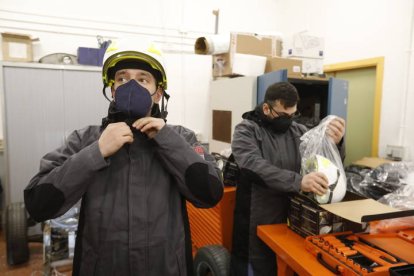 Antonio Lanza Blanco y Máximo Rodríguez Fernández se colocan los trajes de protección especial antes de que comience la clase en el IES Giner de los Ríos. MARCIANO PÉREZ