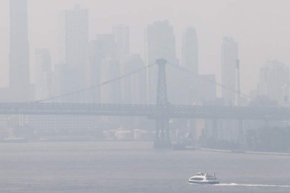 El humo cubre la bahía de Nueva York. JUSTIN LANE