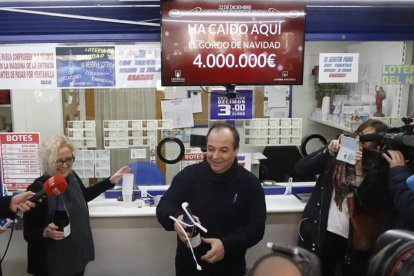 Los propietarios de la administración situada en el Paseo de la Esperanza, número 4, en Madrid, celebran la venta íntegra del número 66.513, agraciado con el Gordo de Navidad, dotado con cuatro millones de euros por serie (400.000 euros por décimo).