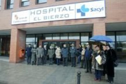 Los miembros de la asociación se reunieron ayer con el gerente del Hospital del Bierzo, Juan García