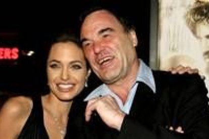 La actriz Angelina Jolie junto al director de la película, Oliver Stone