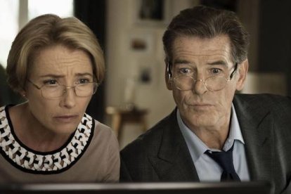 Emma Thompson y Pierce Brosnan, en una escena de 'Un golpe brillante'.