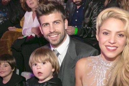 Shakira, su pareja, el futbolista Gerard Piqué y sus hijos, Milan y Sasha.