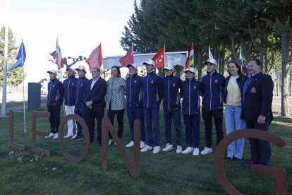 El desfile de las selecciones participantes levantó el telón al Nacional sub-18 en el León Golf. FERNANDO OTERO