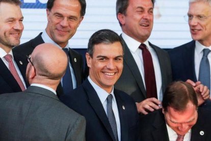 Pedro Sanchez bromea con los primeros ministros  eslovaco,  belga, holandés,  luxemburgués, sueco y letón mientras posan en la foto de familia del Consejo Europeo, este viernes en Bruselas.