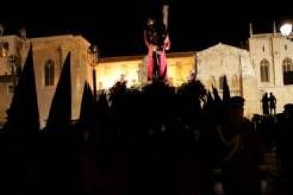 El Santo Cristo de las Injurias pasa delante de San Isidoro, durante la procesión del Silencio