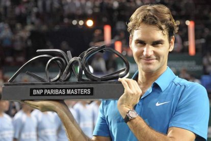 Federer muestra el trofeo de campeón en París-Bercy.