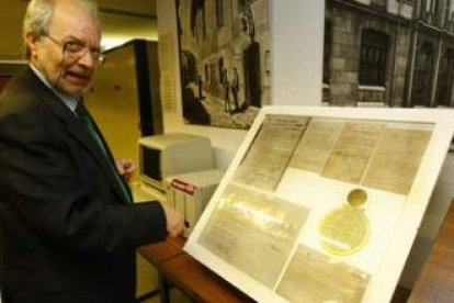 Manuel Carriedo dirige el Archivo Histórico de Caja España.