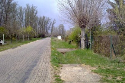 Imagen de la carretera que une Villaverde de Arriba y Manzaneda de Torío antes de las obras y como quedó después de los trabajos.