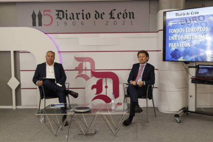 El director de Diario de León, Joaquín S. Torné, acompañado de Enrique Suárez, durante el foro económico en el que también participaron por vía telemática Nuria González, Rosa Cuesta y Carmen Urraca. RAMIRO