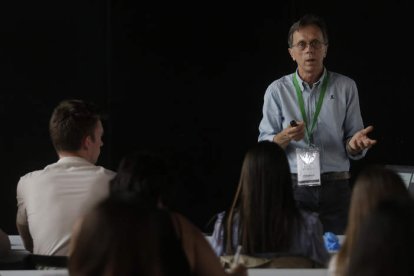 Enrique Oltra, en el taller de pegamentos biológicos. FERNANDO OTERO