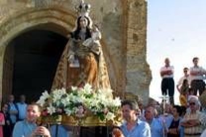 La Virgen de la Peregrina, ante el convento de los Padres Franciscanos